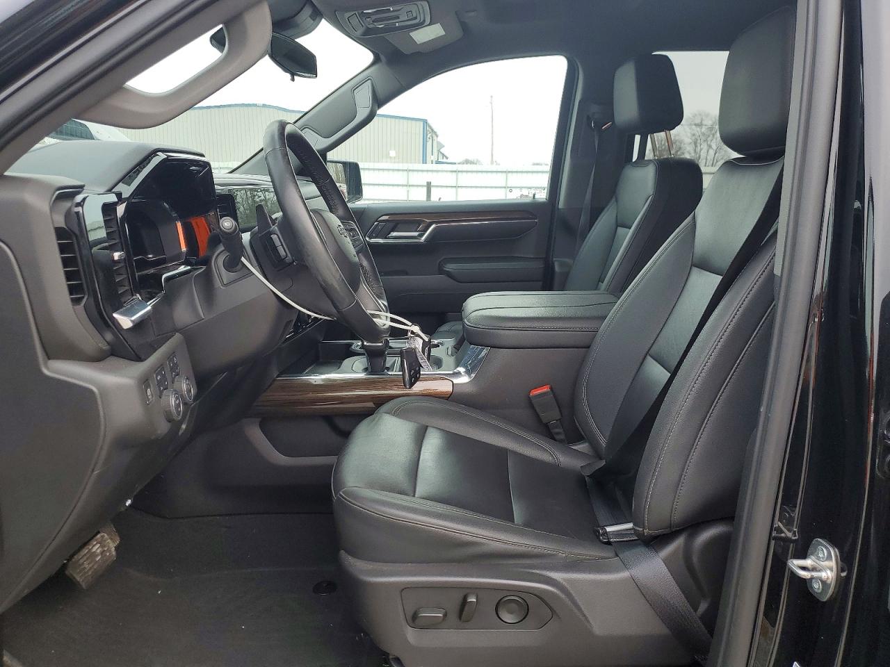 2024 CHEVROLET SILVERADO photo 13