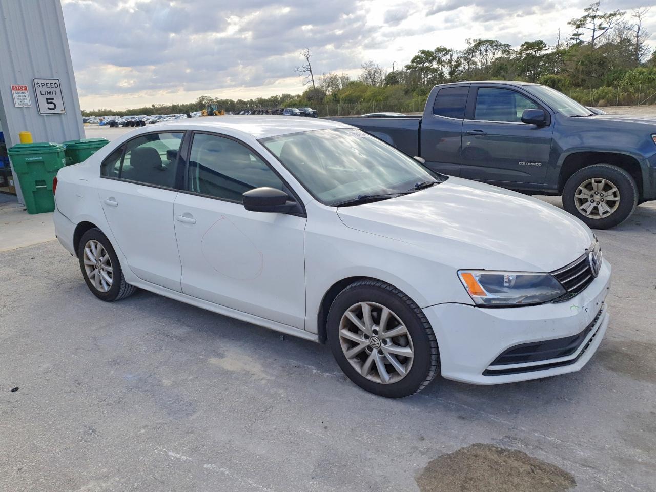 2015 VOLKSWAGEN JETTA SE photo 4