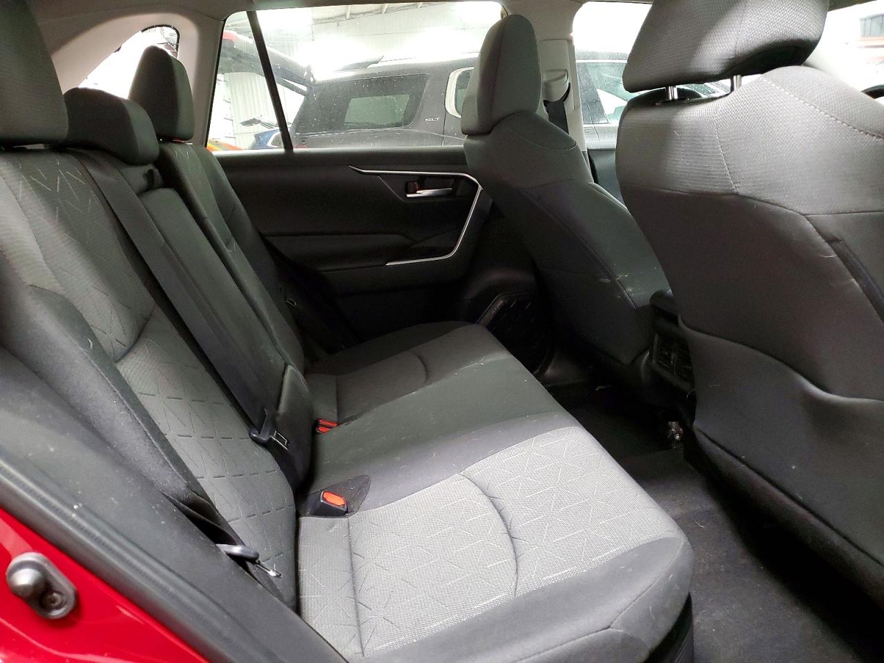 2021 TOYOTA RAV4 XLE photo 31