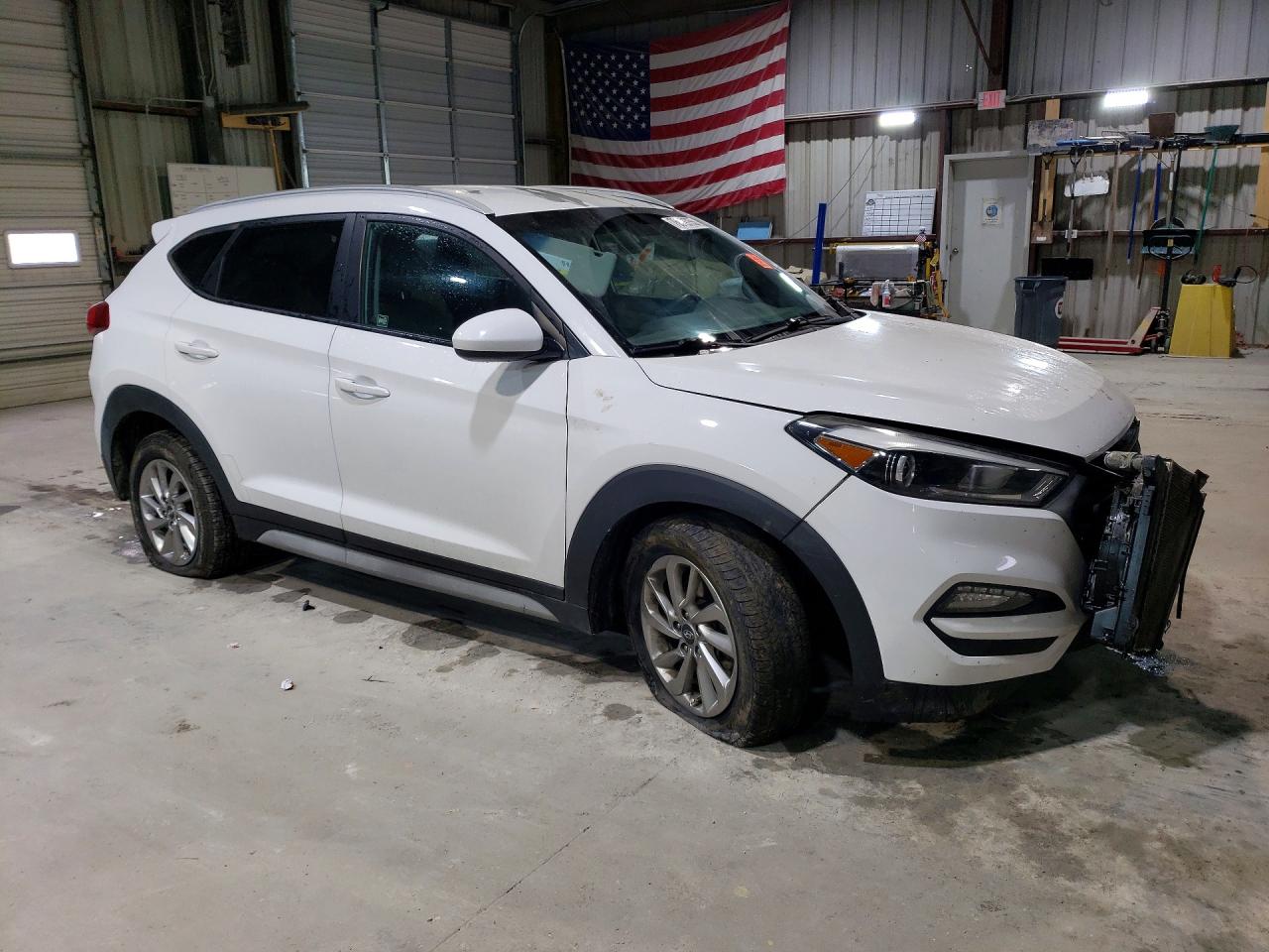 2017 HYUNDAI TUCSON SE photo 4