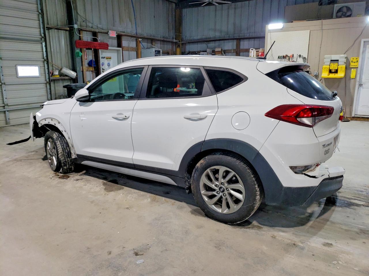 2017 HYUNDAI TUCSON SE photo 2