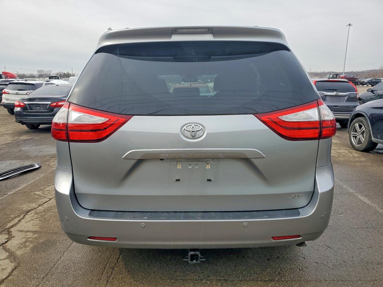 2017 TOYOTA SIENNA XLE 8-PASSENGER photo 6