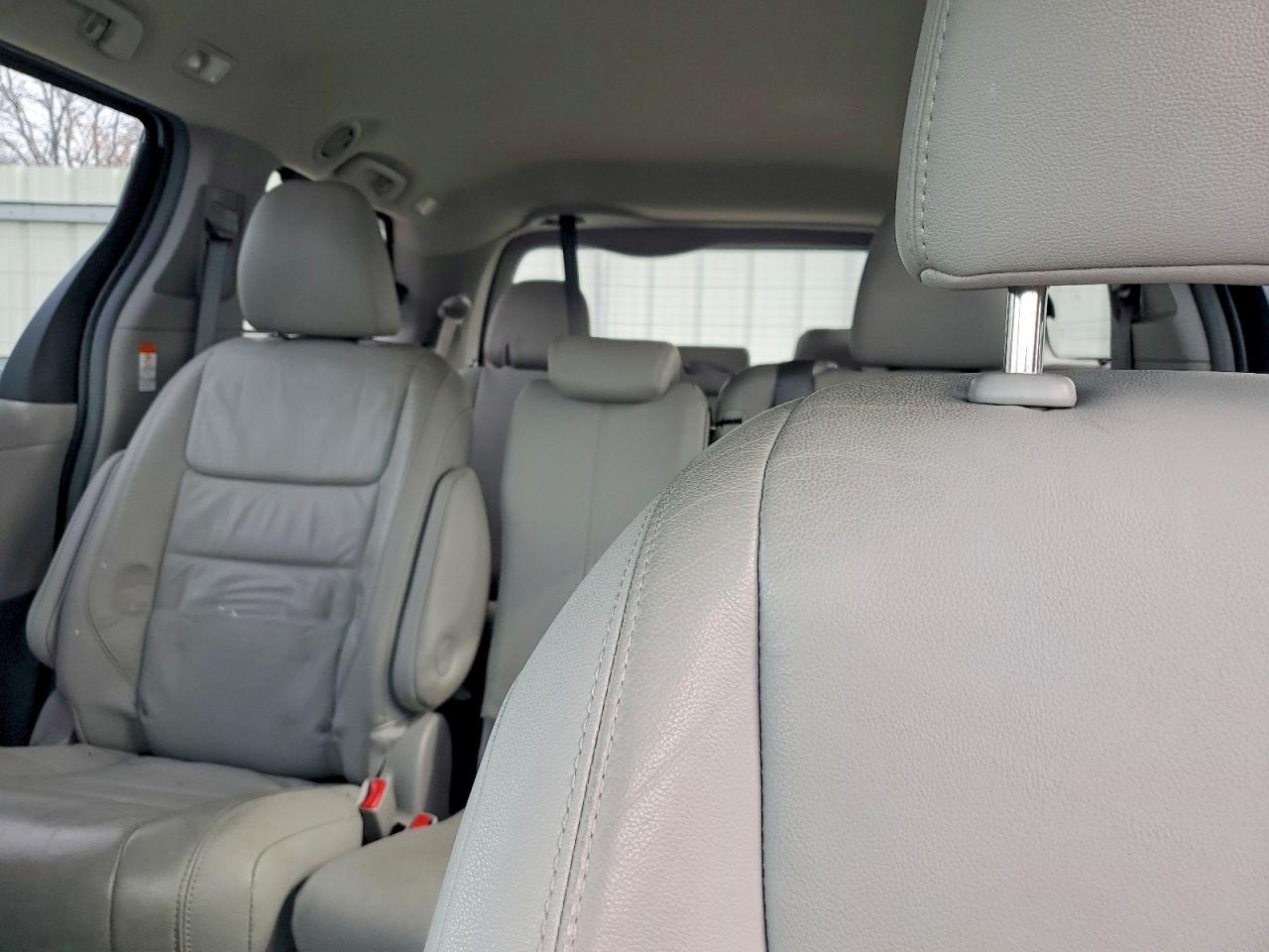 2017 TOYOTA SIENNA XLE 8-PASSENGER photo 10