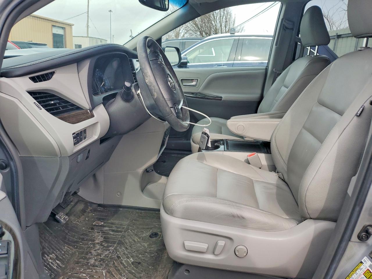 2017 TOYOTA SIENNA XLE 8-PASSENGER photo 7