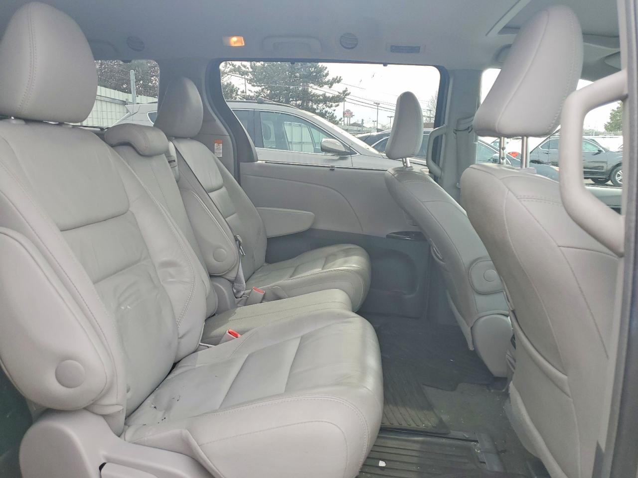 2017 TOYOTA SIENNA XLE 8-PASSENGER photo 11