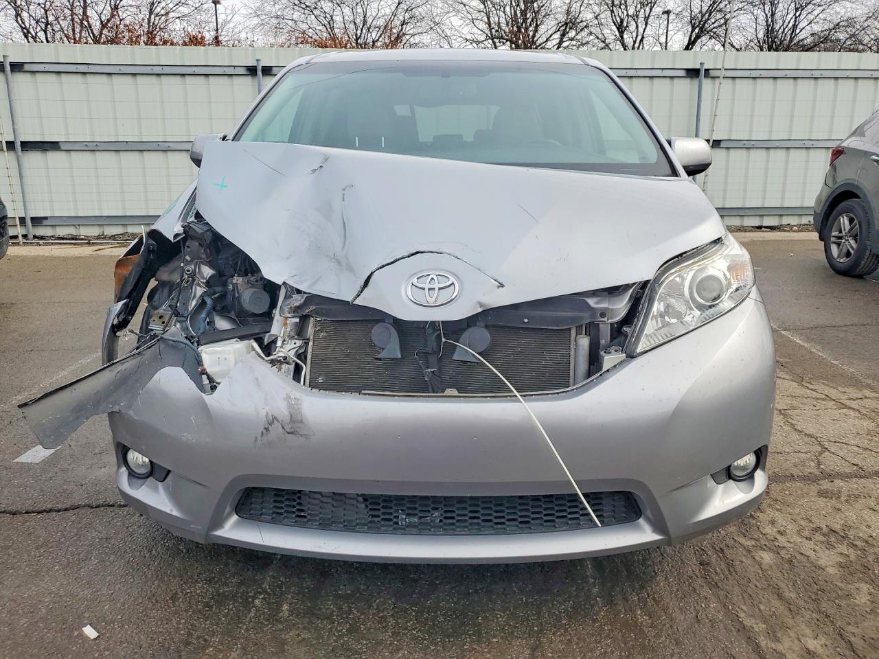 2017 TOYOTA SIENNA XLE 8-PASSENGER photo 5