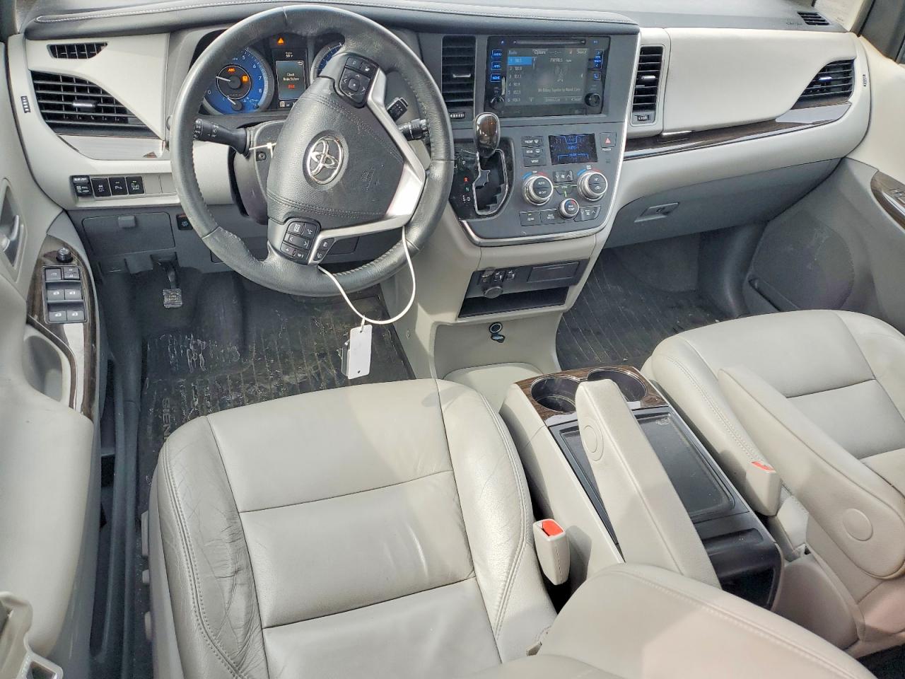 2017 TOYOTA SIENNA XLE 8-PASSENGER photo 8