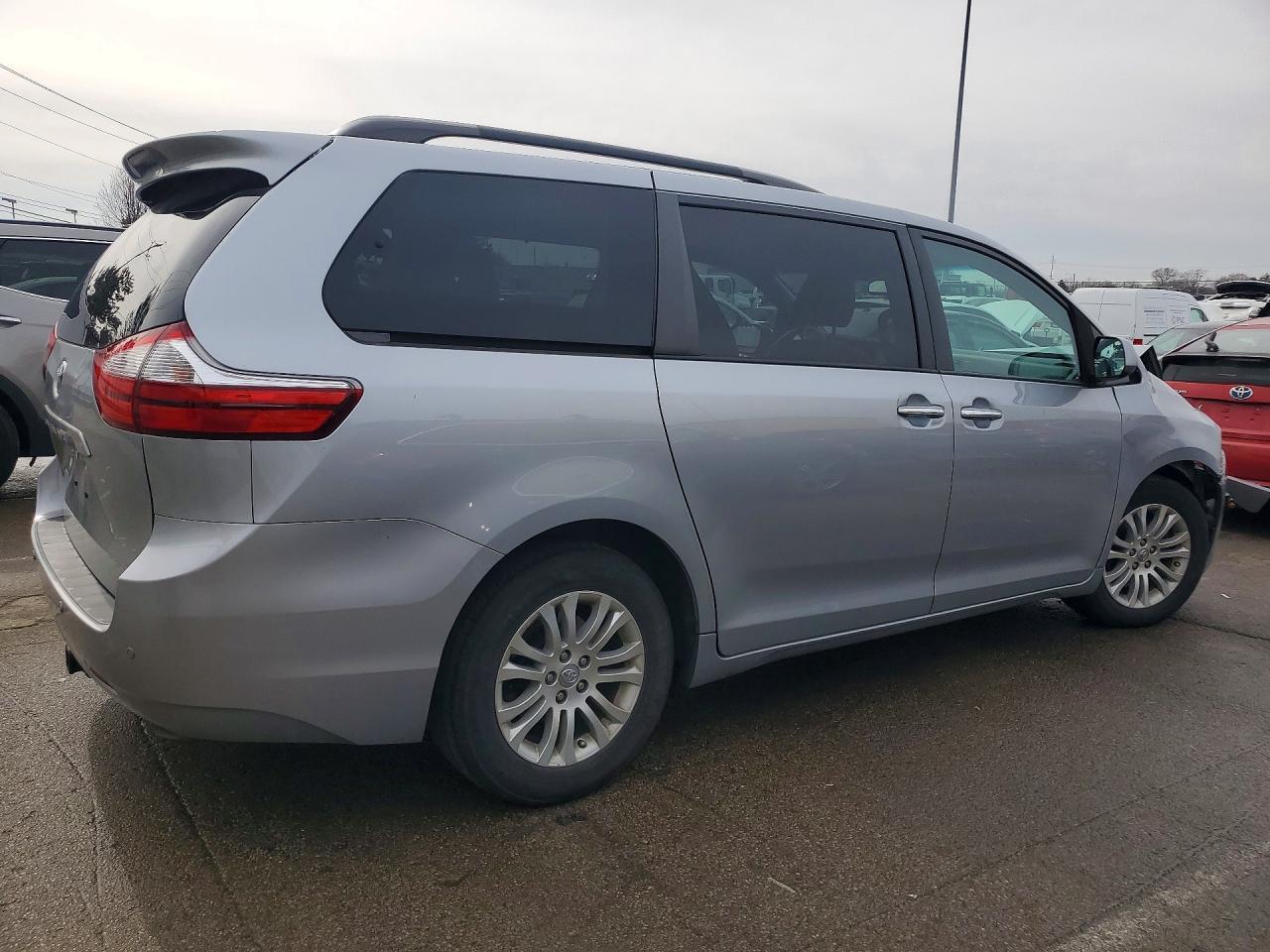2017 TOYOTA SIENNA XLE 8-PASSENGER photo 3