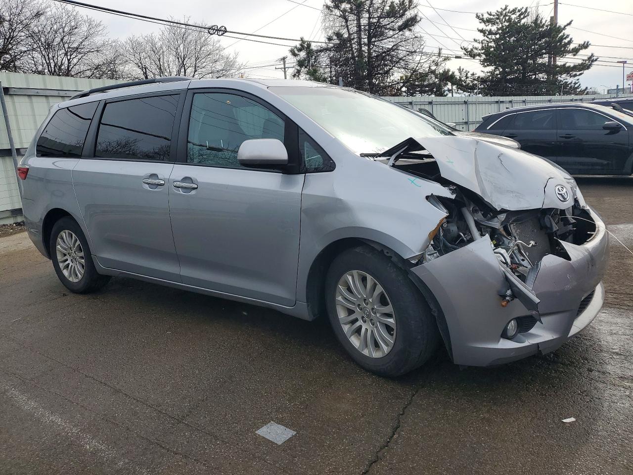 2017 TOYOTA SIENNA XLE 8-PASSENGER photo 4