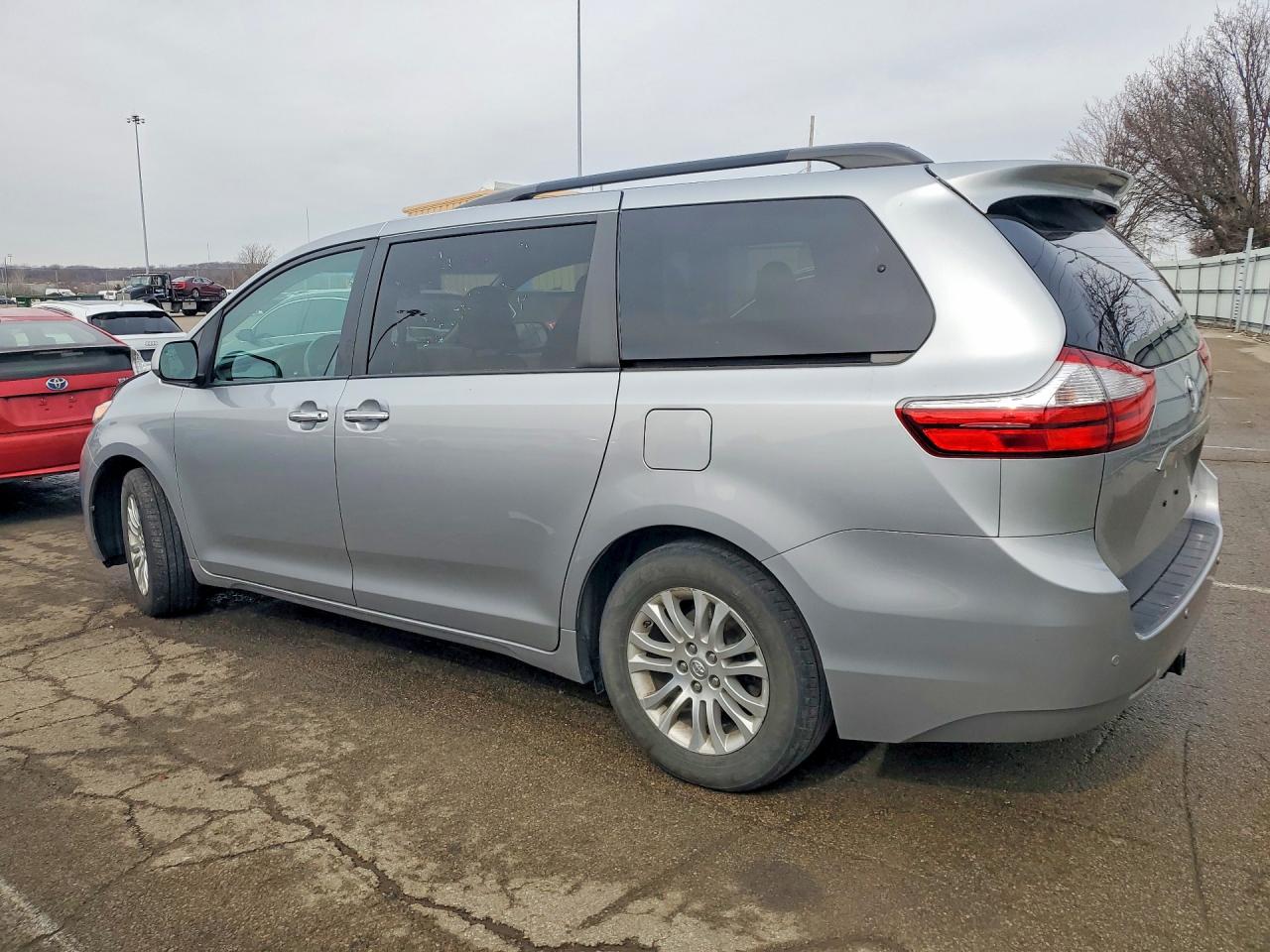 2017 TOYOTA SIENNA XLE 8-PASSENGER photo 2
