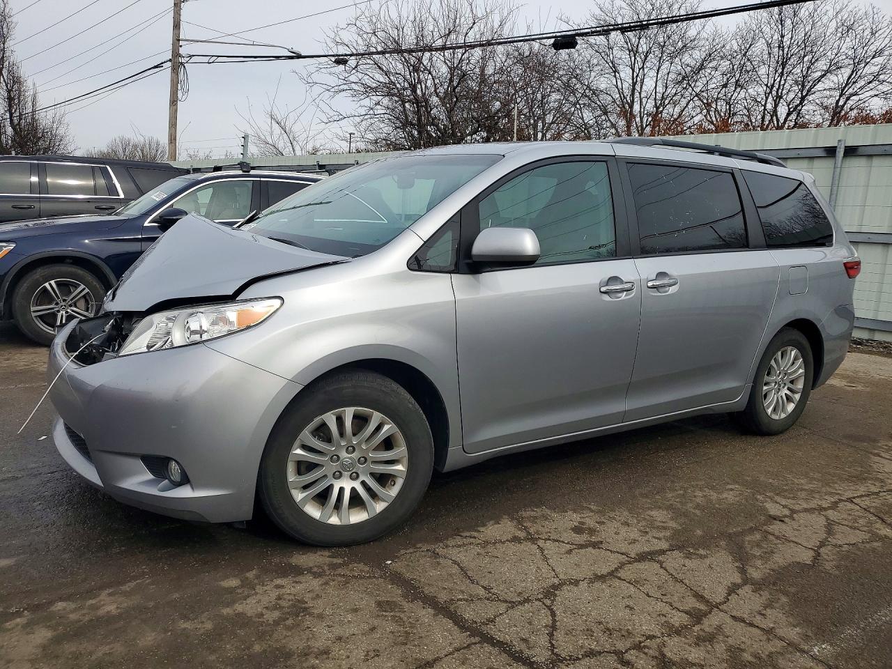 2017 TOYOTA SIENNA