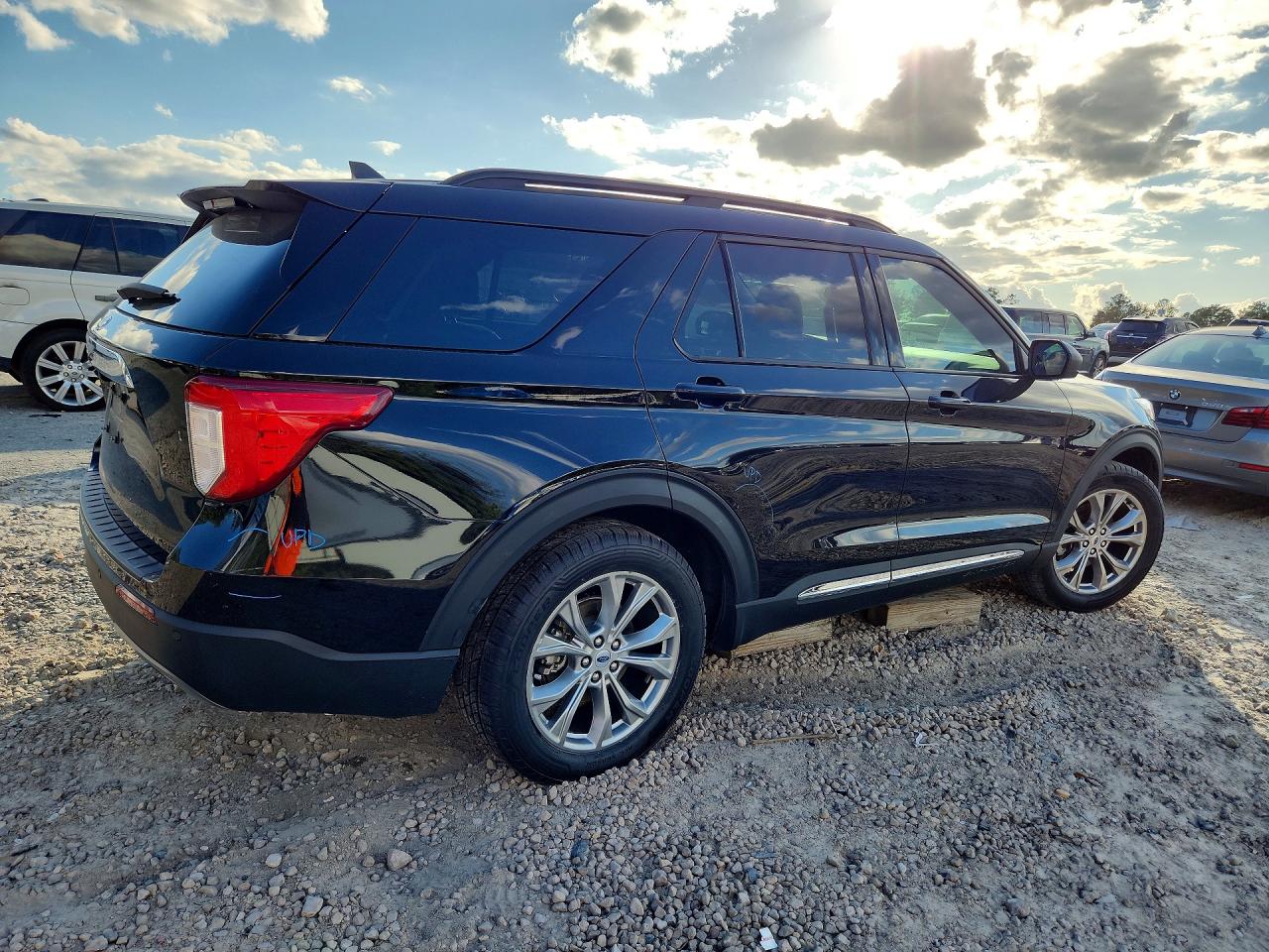 2023 FORD EXPLORER XLT photo 3