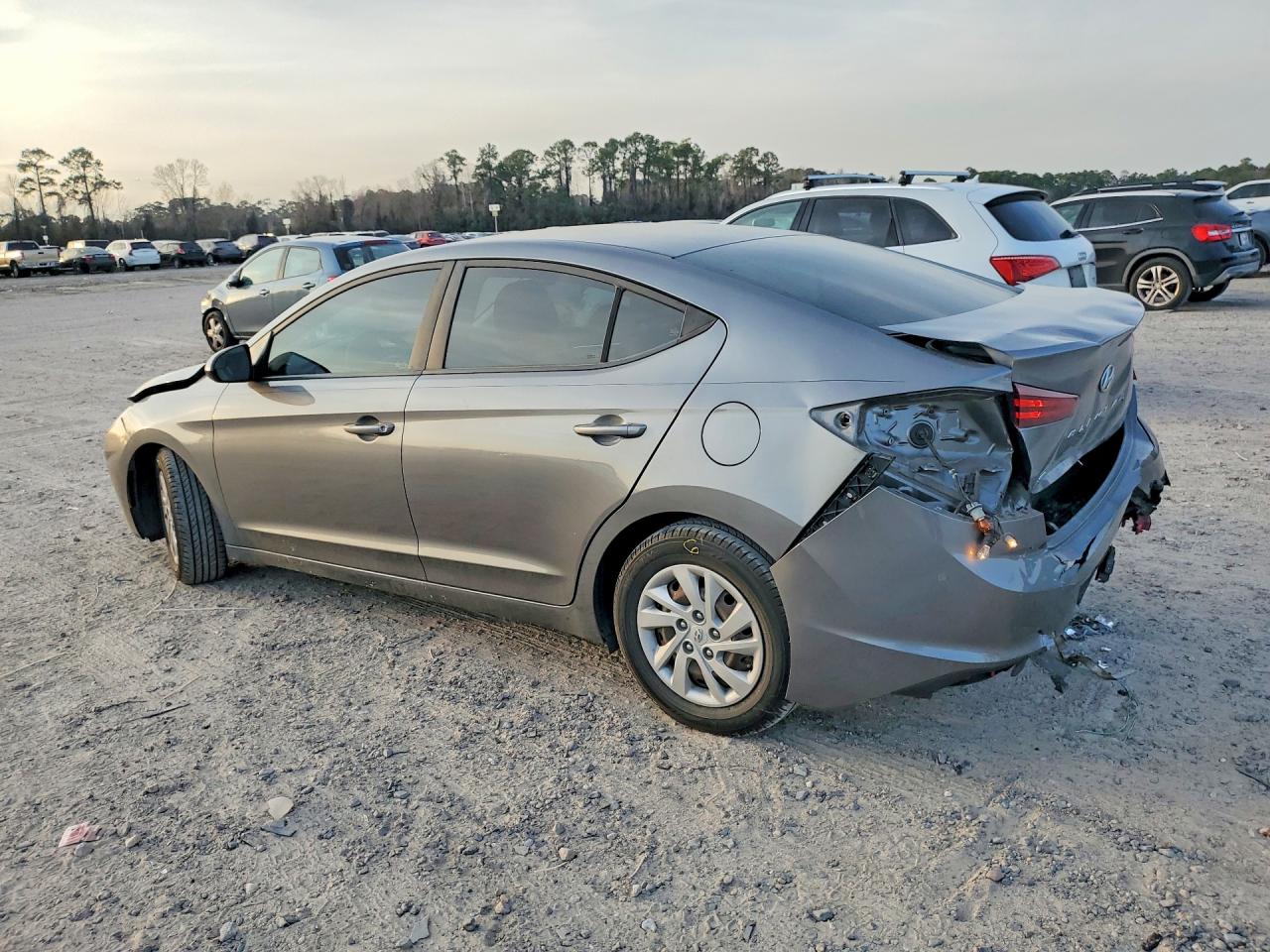 2019 HYUNDAI ELANTRA SE photo 2