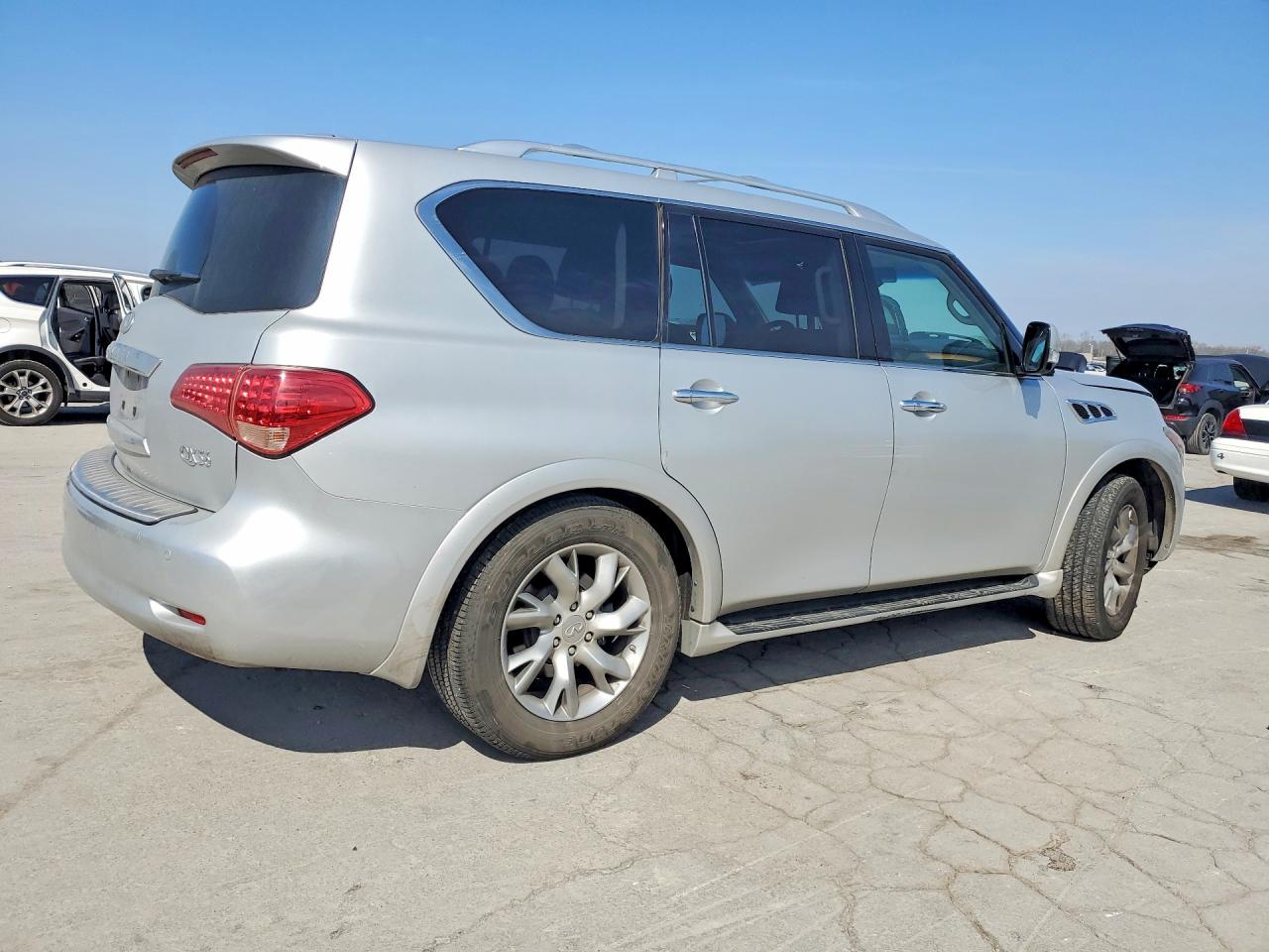 2011 INFINITI QX56 BASE photo 3