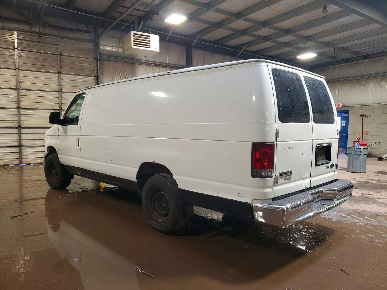2011 FORD ECONOLINE CARGO E-25 photo 2
