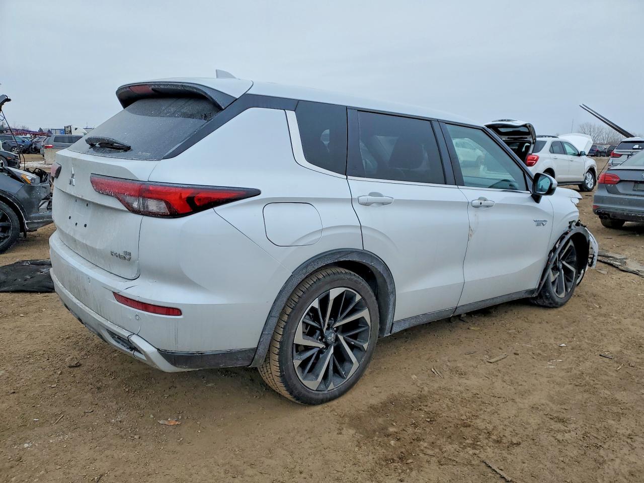 2024 MITSUBISHI OUTLANDER SE photo 3
