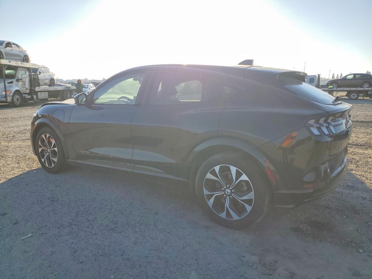 2021 FORD MUSTANG MACH-E PREMIUM photo 2