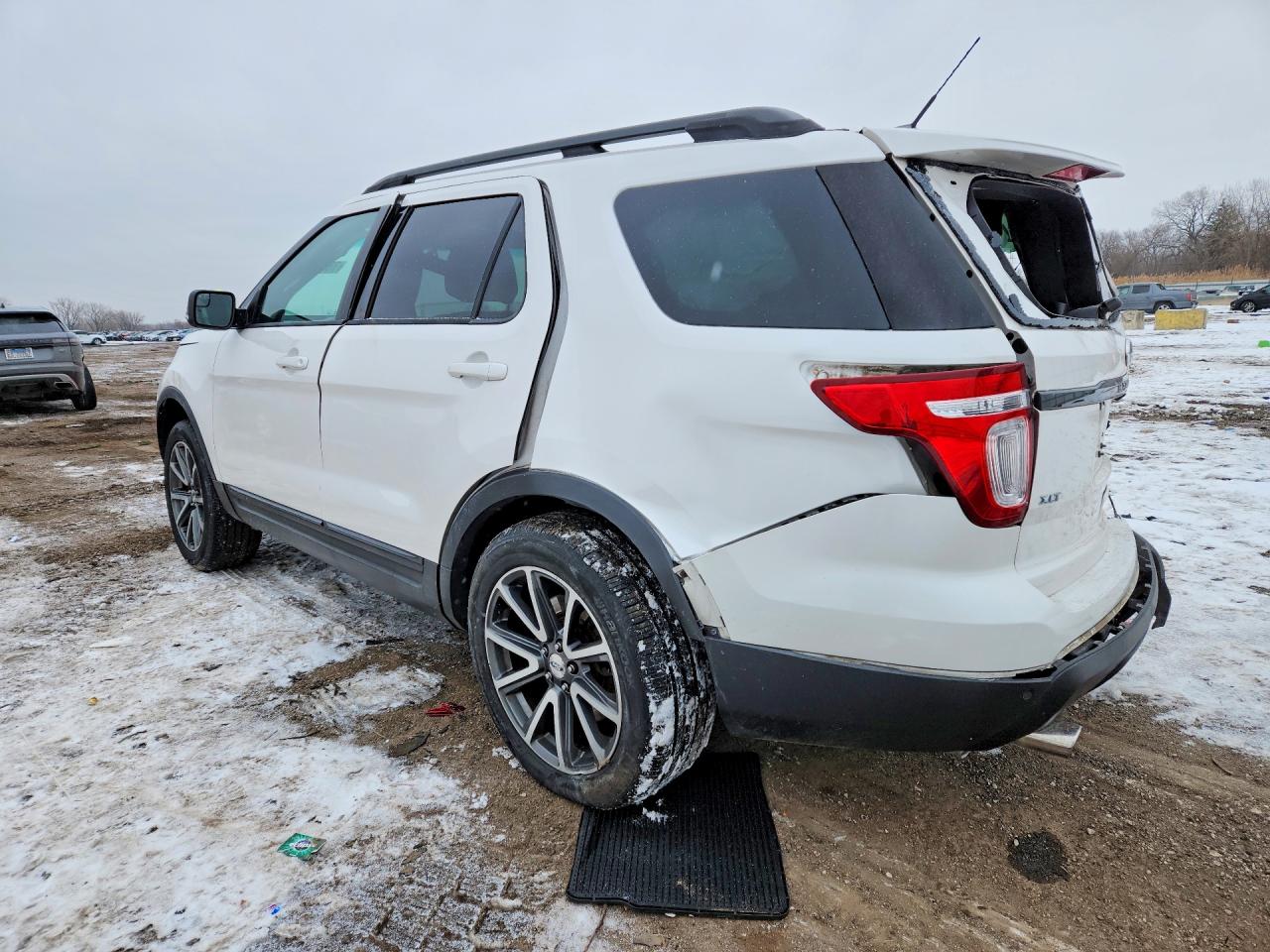 2015 FORD EXPLORER XLT photo 2