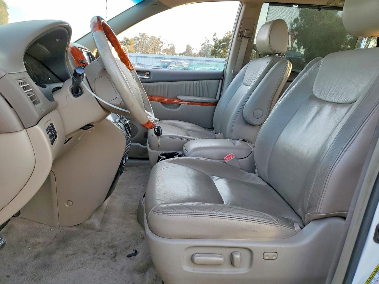 2008 TOYOTA SIENNA XLE photo 25