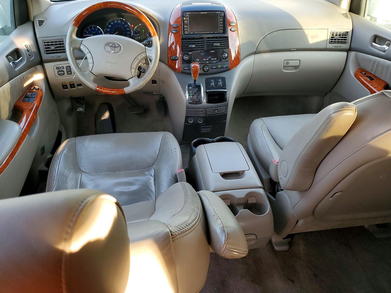 2008 TOYOTA SIENNA XLE photo 29