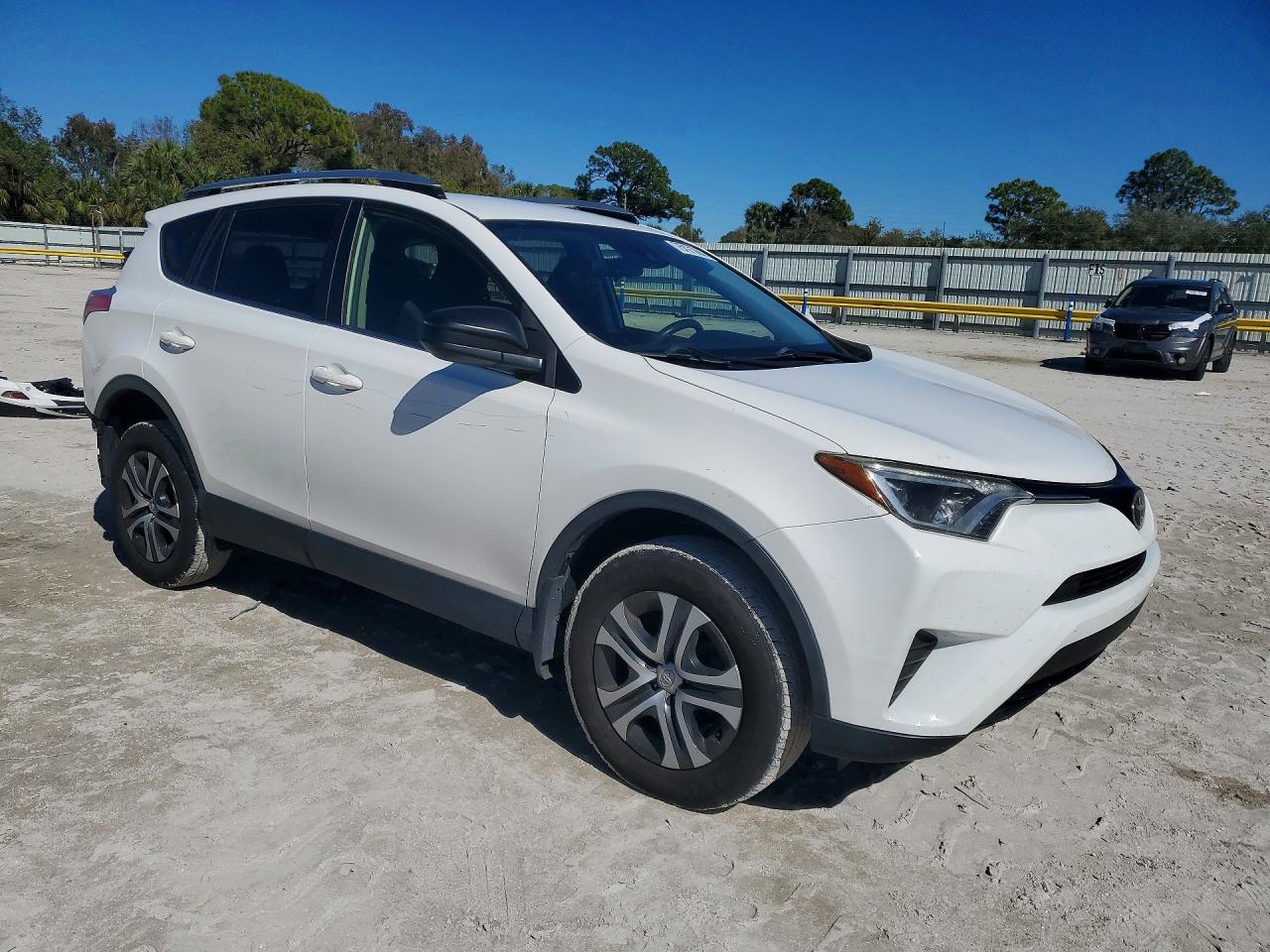 2017 TOYOTA RAV4 LE photo 4
