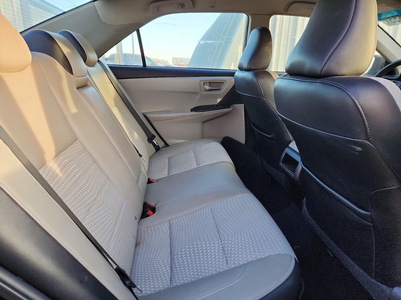 2015 TOYOTA CAMRY LE photo 19