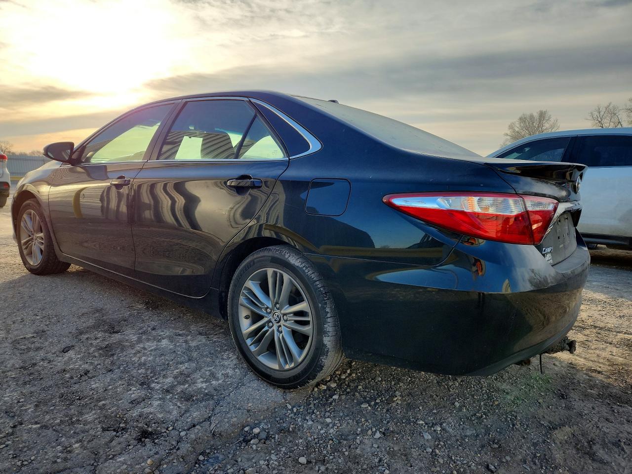 2015 TOYOTA CAMRY LE photo 3