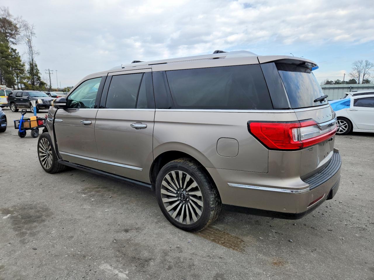 2019 LINCOLN NAVIGATOR L RESERVE photo 3