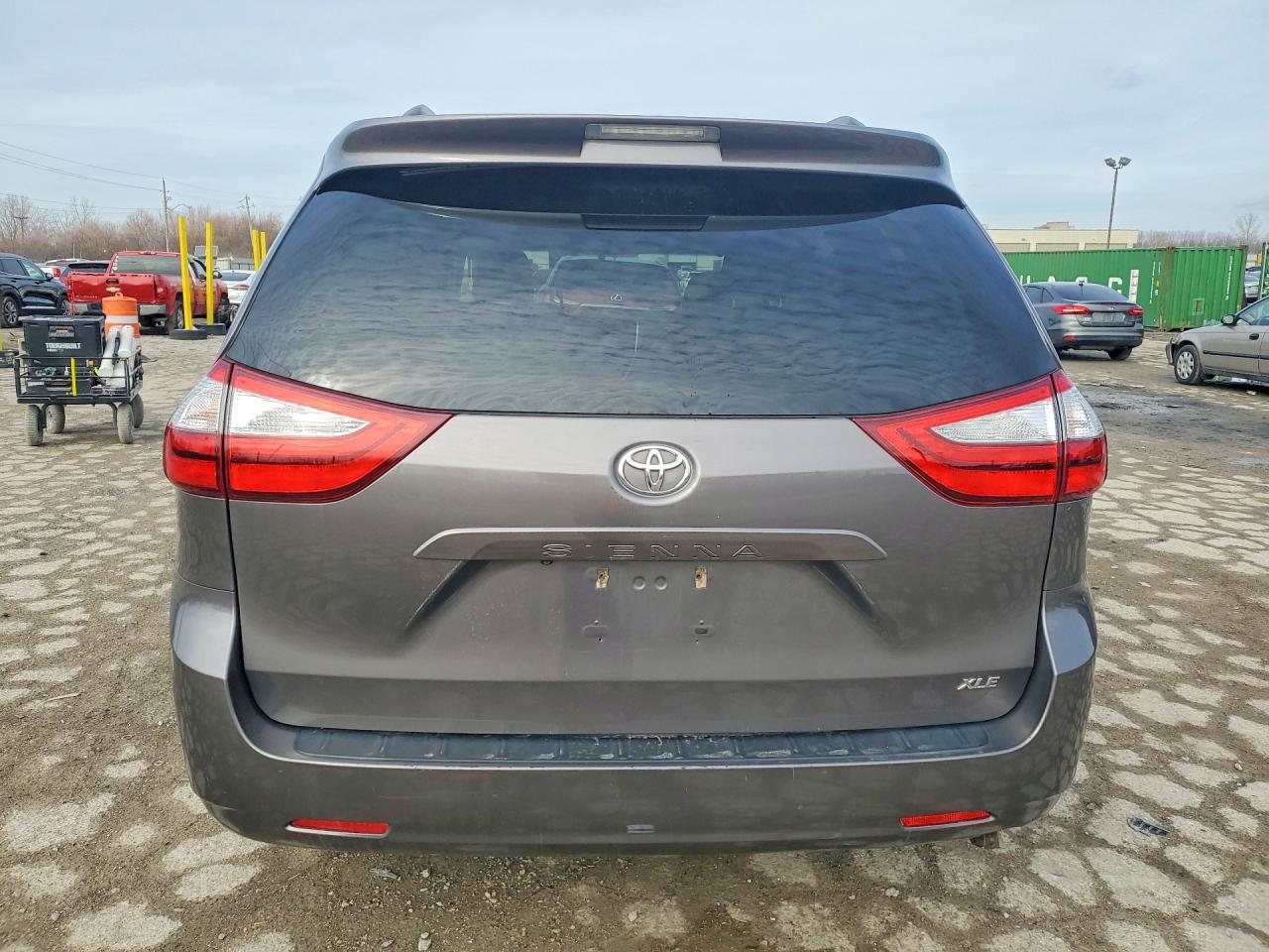 2015 TOYOTA SIENNA photo 6