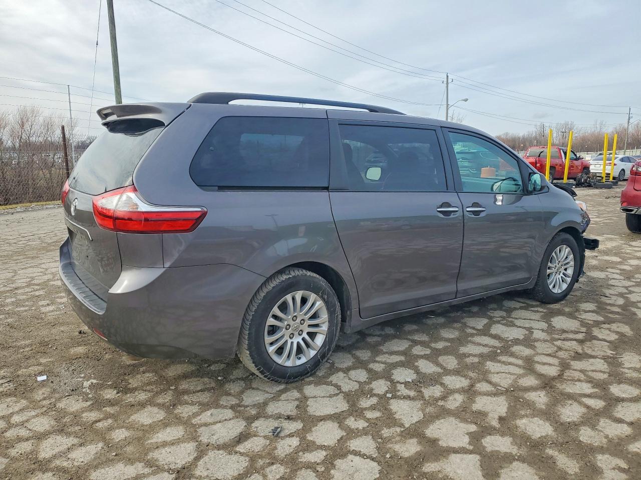2015 TOYOTA SIENNA photo 3