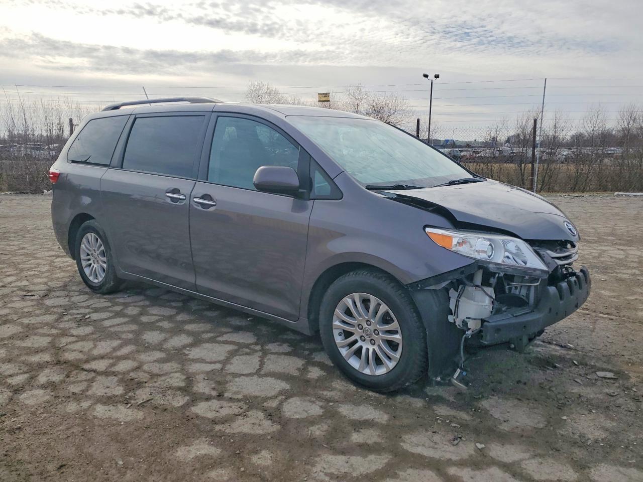 2015 TOYOTA SIENNA photo 4