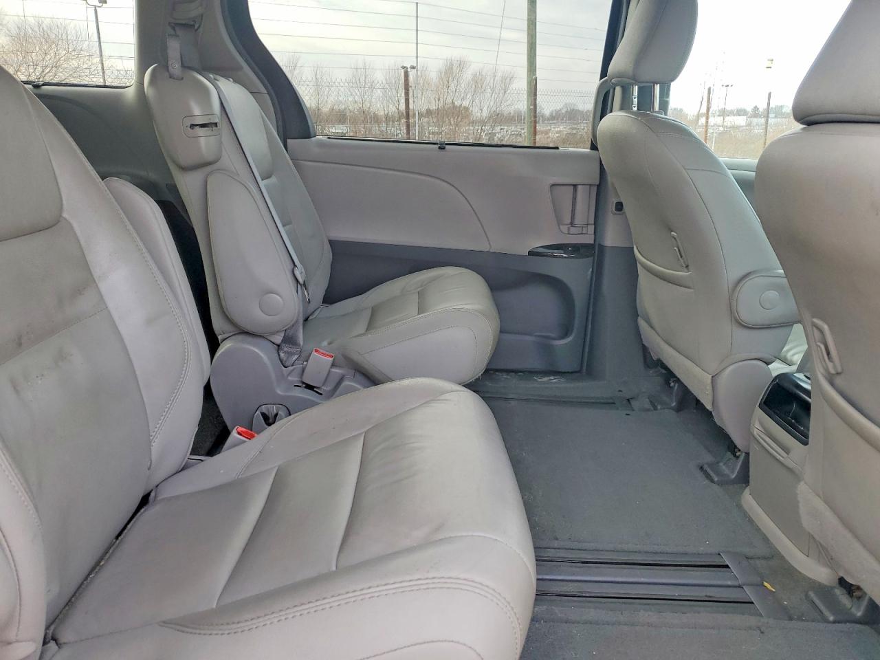 2015 TOYOTA SIENNA photo 11