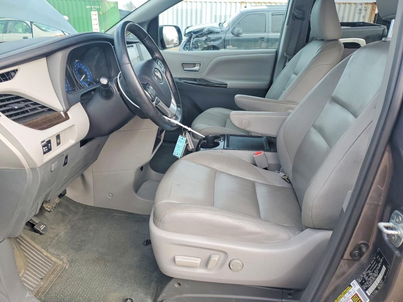 2015 TOYOTA SIENNA photo 7