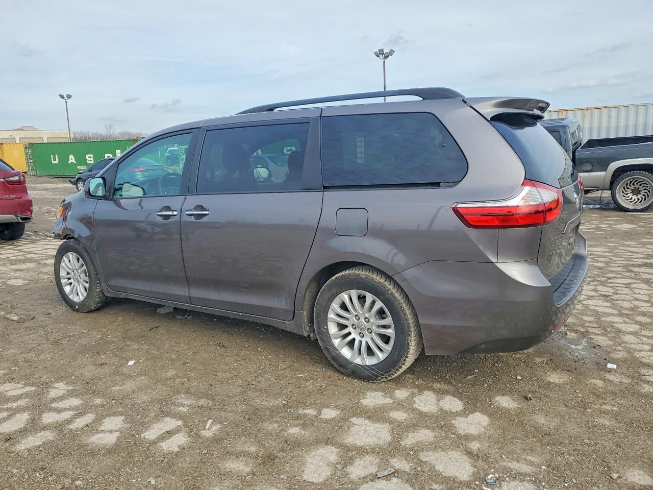 2015 TOYOTA SIENNA photo 2