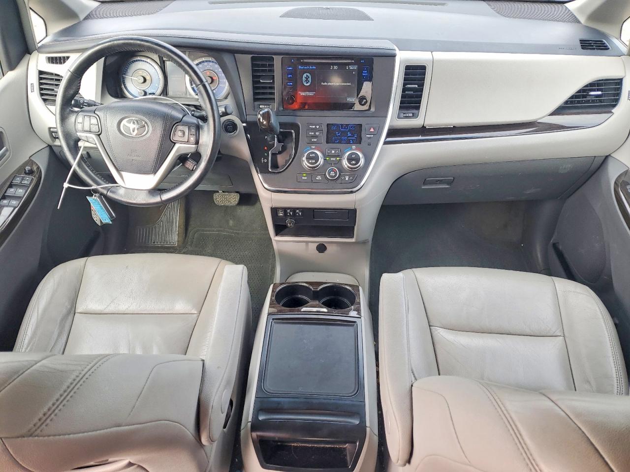 2015 TOYOTA SIENNA photo 8