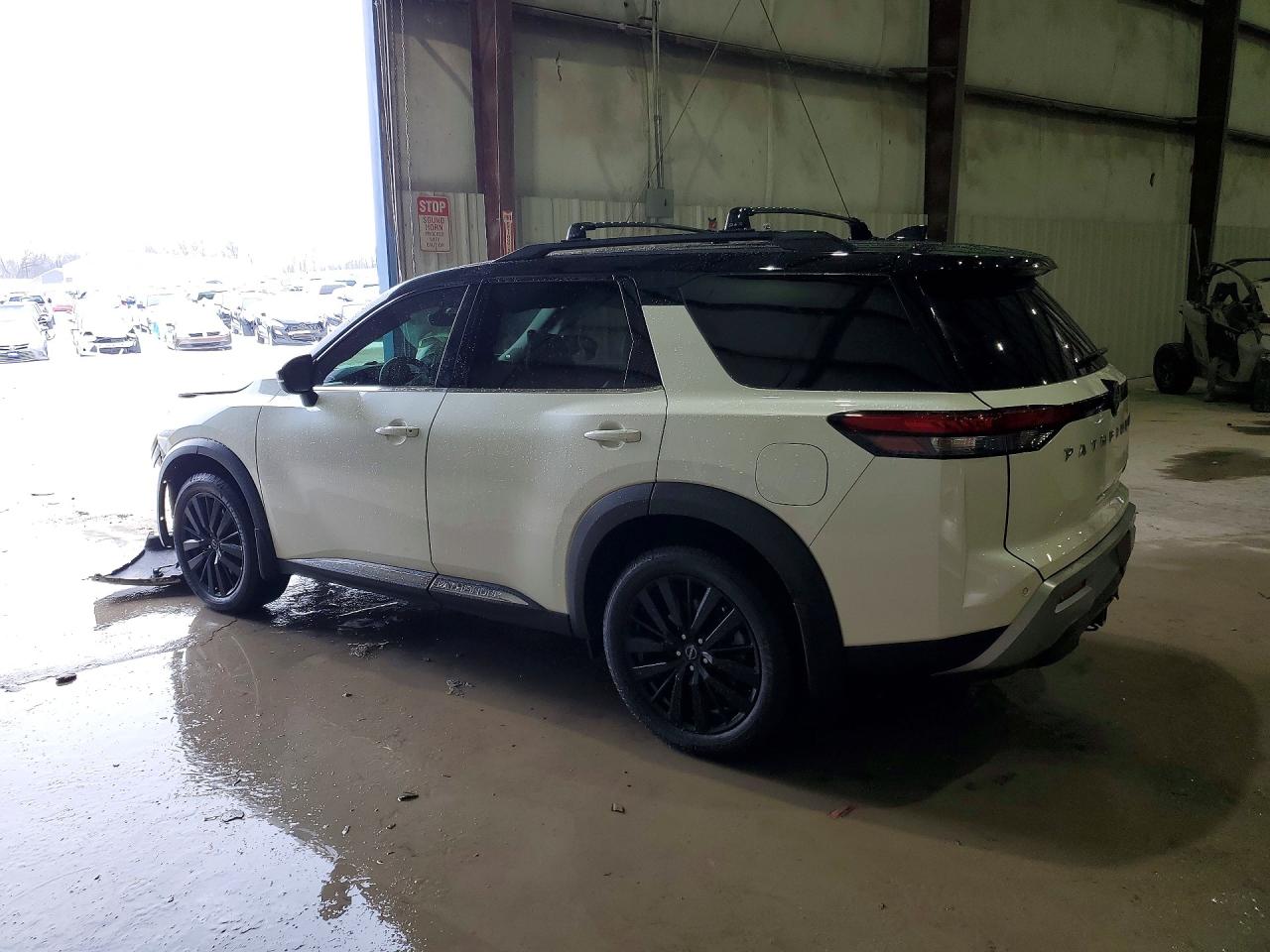 2023 NISSAN PATHFINDER PLATINUM photo 2