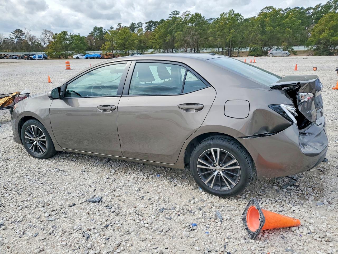 2017 TOYOTA COROLLA LE photo 3