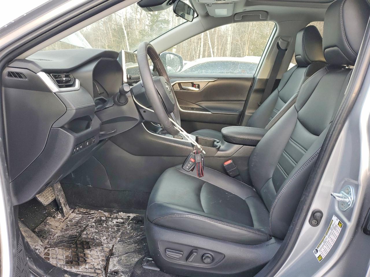 2024 TOYOTA RAV4 XLE photo 13