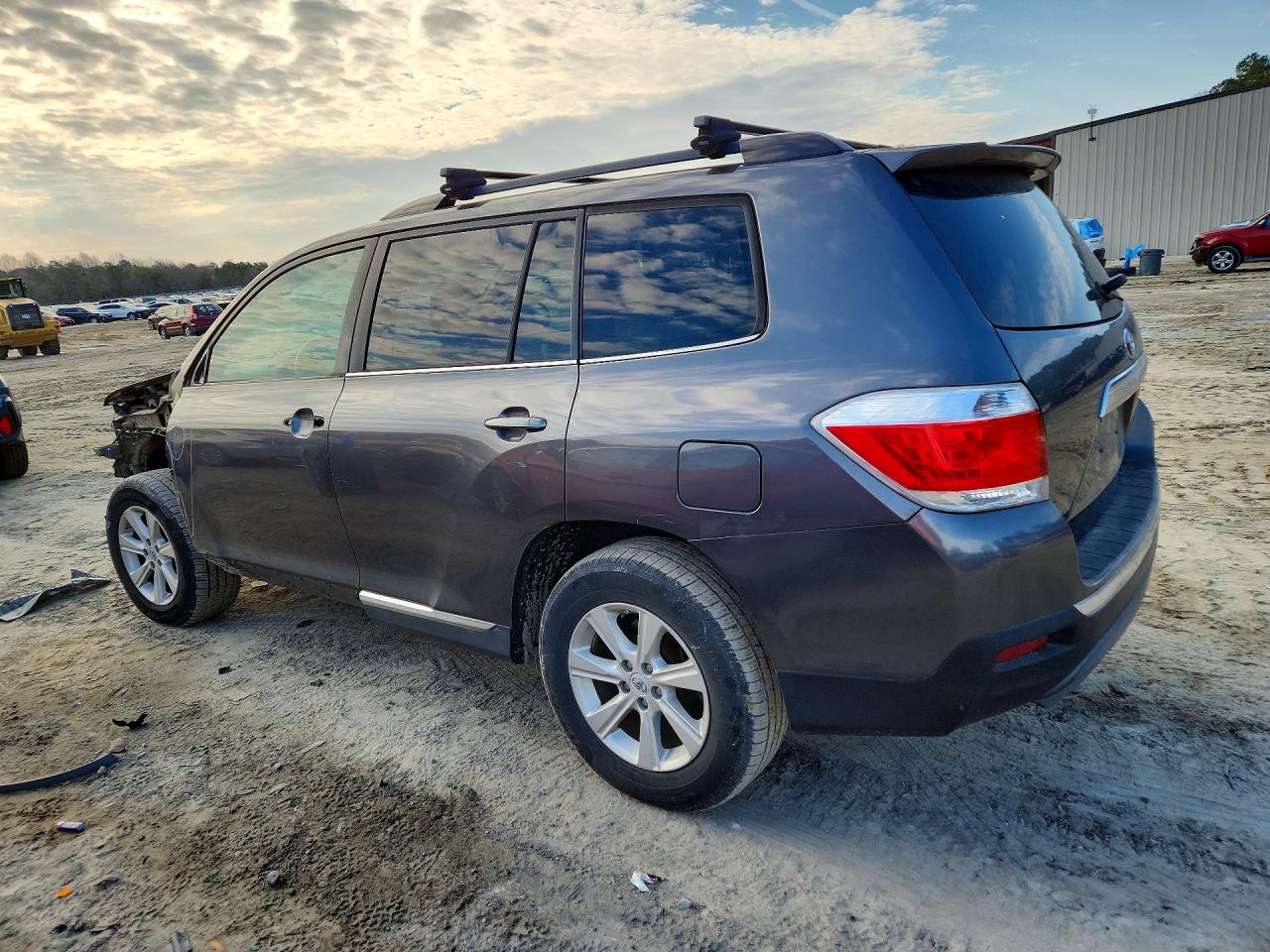 2011 TOYOTA HIGHLANDER BASE photo 2
