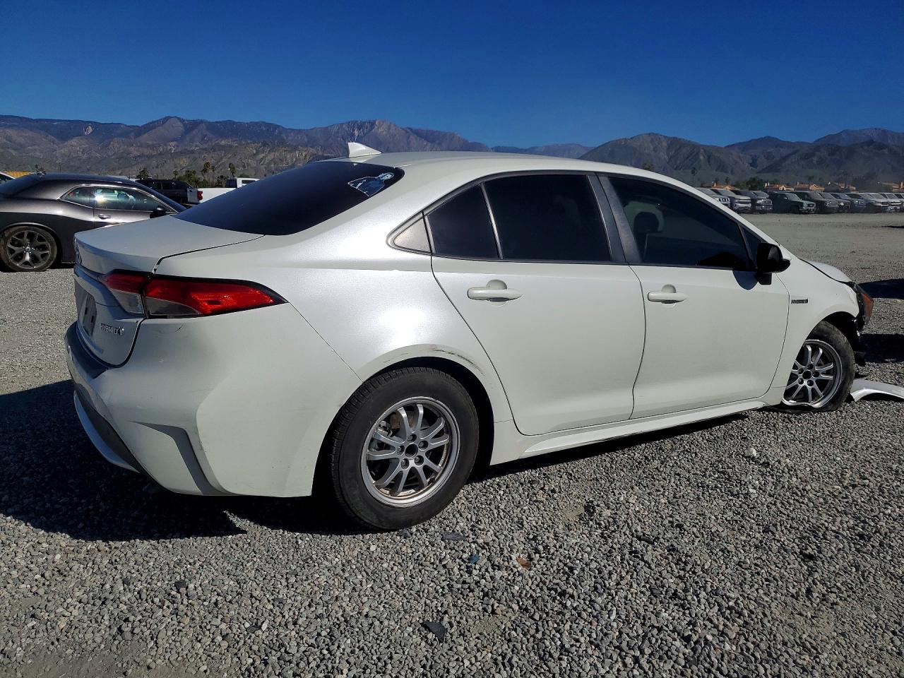 2021 TOYOTA COROLLA photo 3