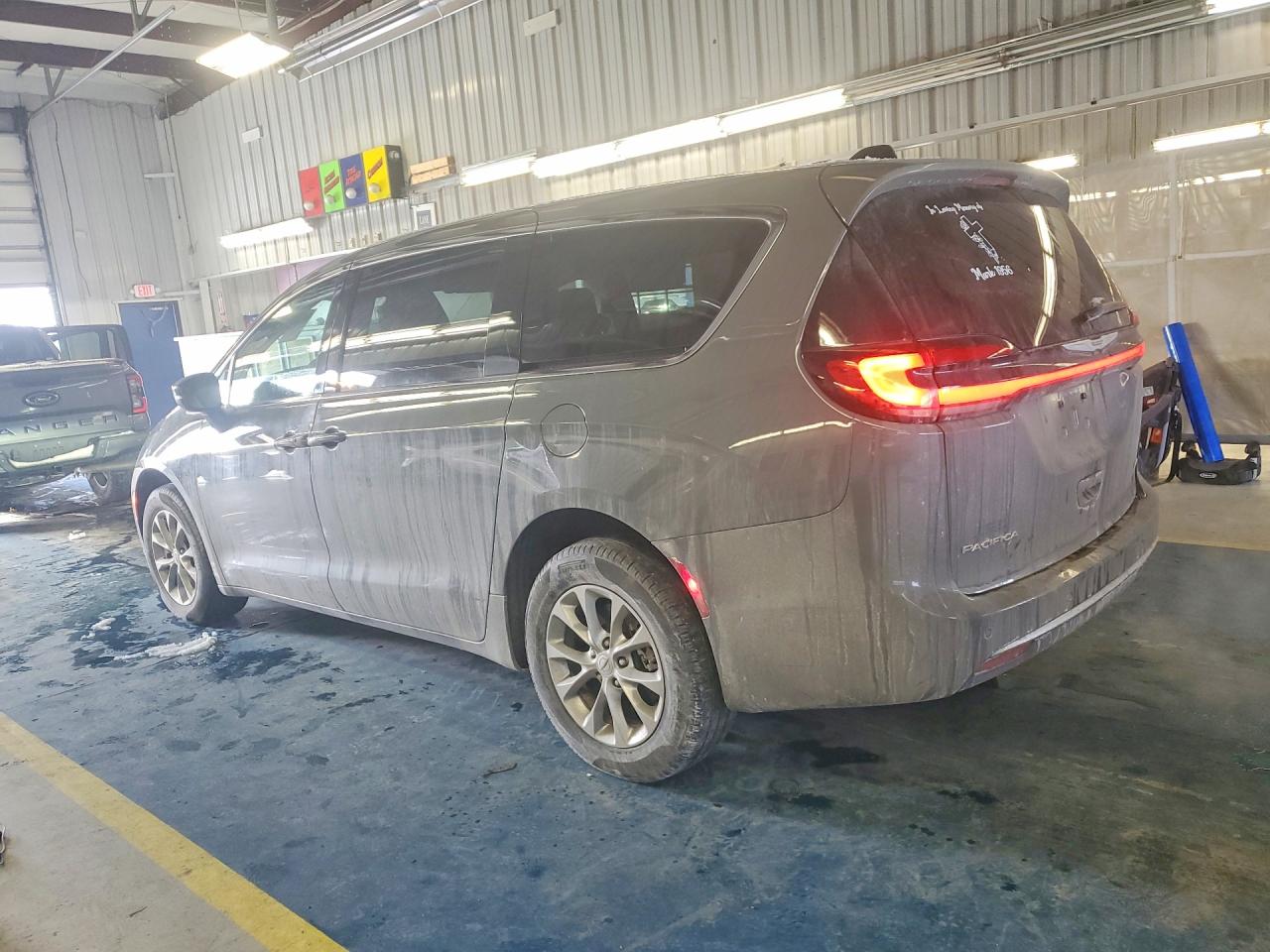 2023 CHRYSLER PACIFICA TOURING L photo 2