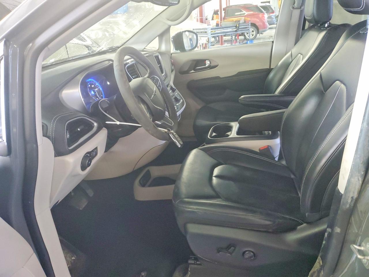 2023 CHRYSLER PACIFICA TOURING L photo 7