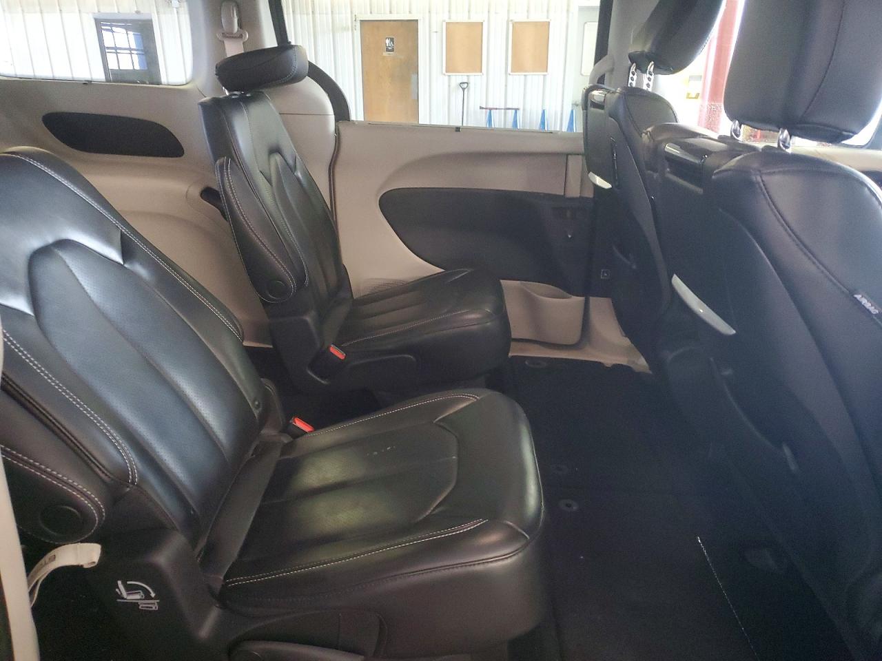2023 CHRYSLER PACIFICA TOURING L photo 11