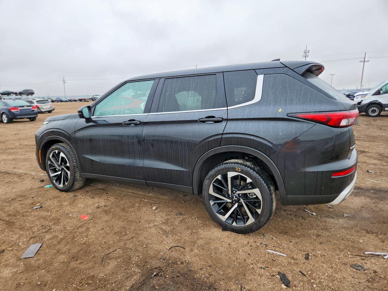 2024 MITSUBISHI OUTLANDER SE photo 5