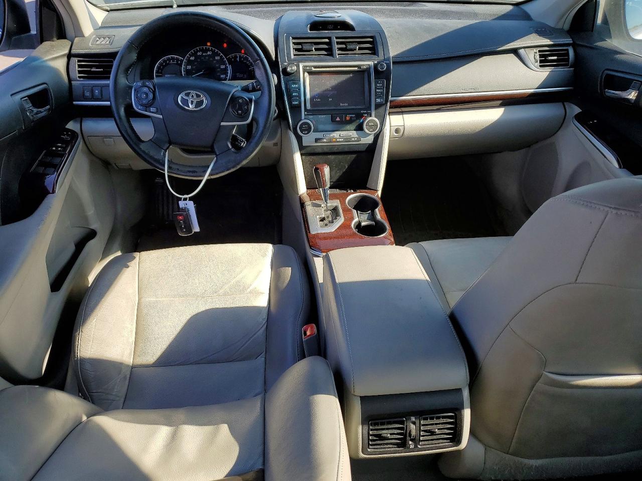 2014 TOYOTA CAMRY SE photo 15