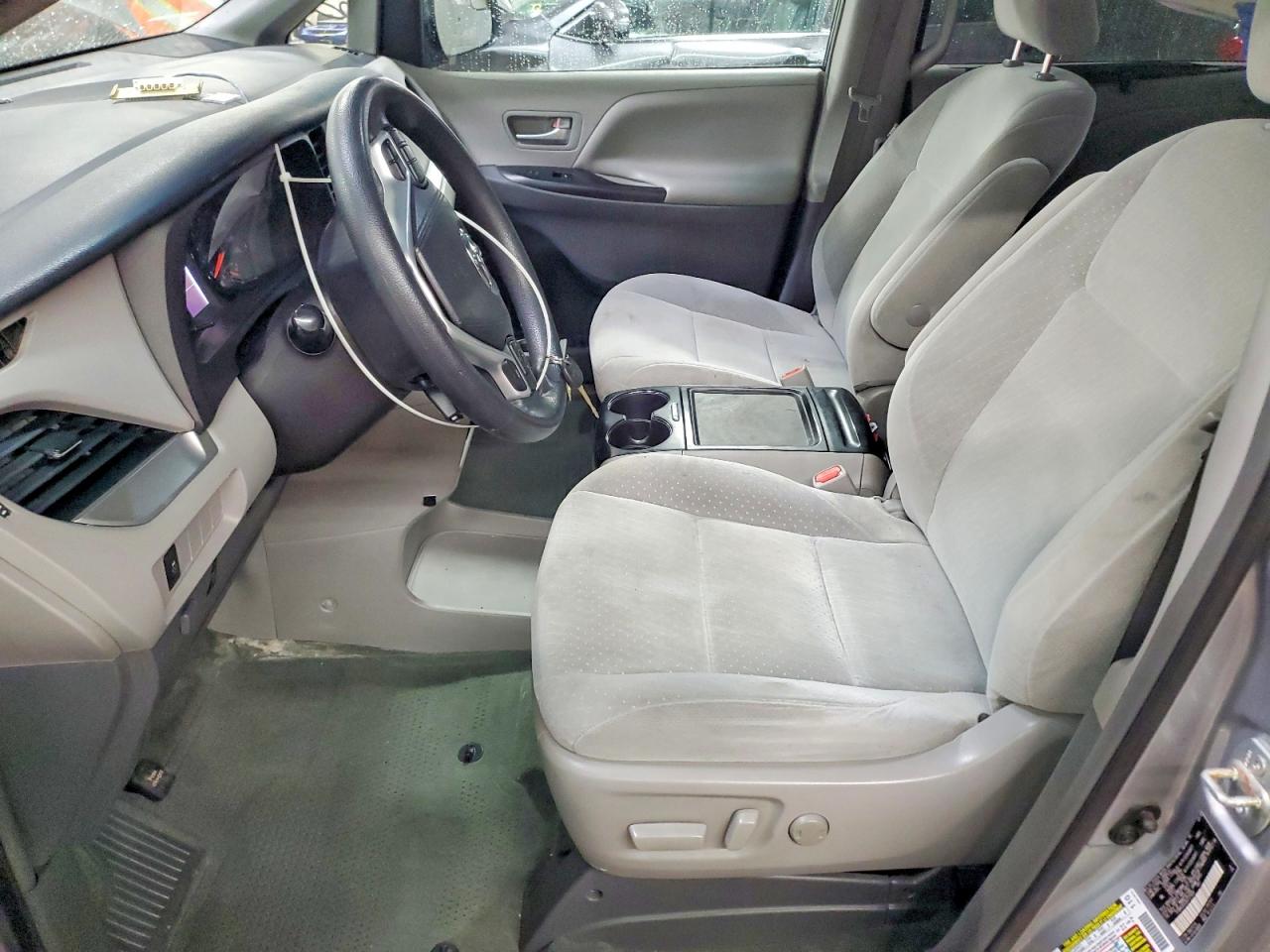 2016 TOYOTA SIENNA LE photo 19