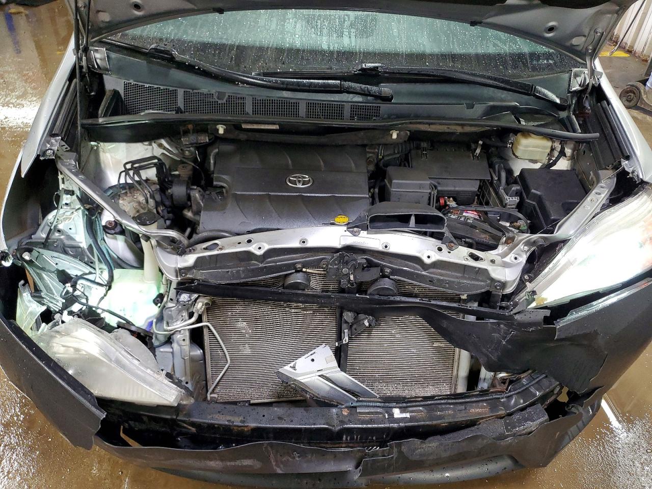 2016 TOYOTA SIENNA LE photo 34