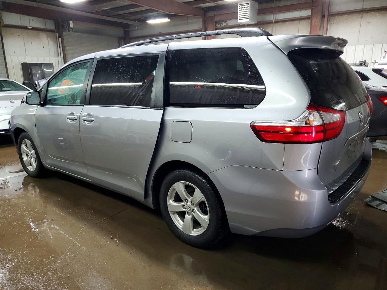2016 TOYOTA SIENNA LE photo 4