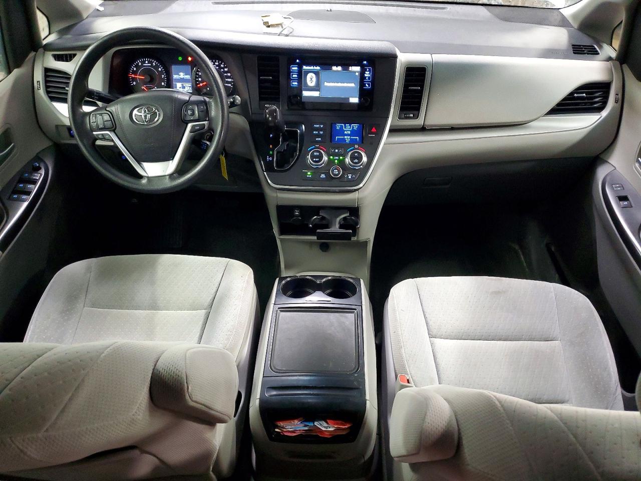 2016 TOYOTA SIENNA LE photo 22
