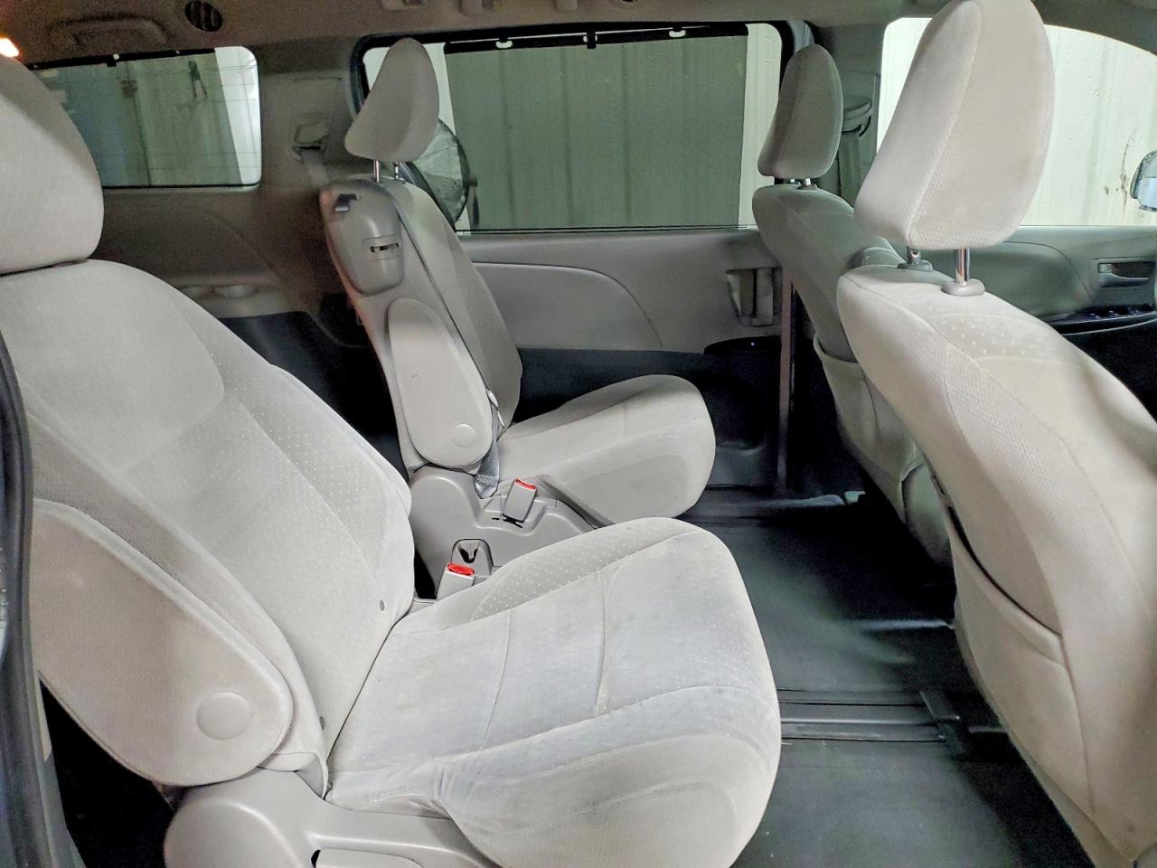 2016 TOYOTA SIENNA LE photo 31